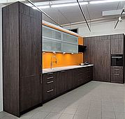 KH Systemmöbel Musterküche im Abverkauf | Fronten CLEAF SHERWOOD DUNKEL VERTIKAL